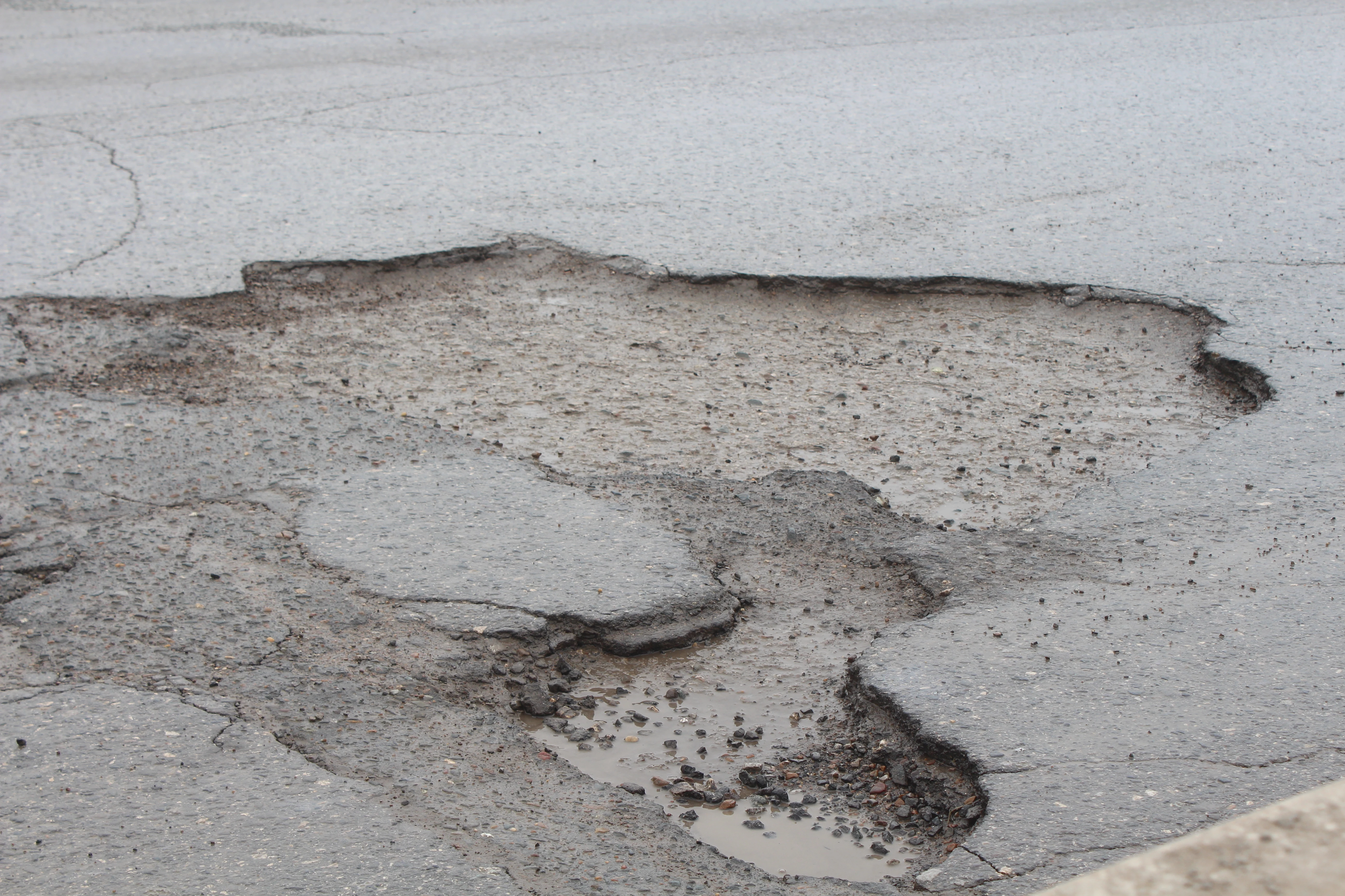 В Уральске обновляют дорогу с асфальтом времён СССР